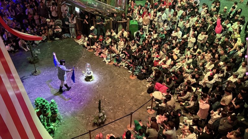 5일 인천 영종도 파라다이스시티 원더박스에서 가족들이 마술쇼를 관람하고 있다. 2025.5.5/뉴스1 ⓒ News1 정진욱 기자