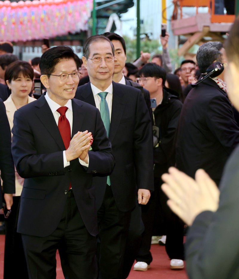 [서울=뉴시스] 최진석 기자 = 김문수 국민의힘 대선 후보와 한덕수 무소속 대선 예비후보가 5일 서울 종로구 조계사에서 열린 부처님오신날 봉축법요식에 참석하고 있다. (대통령실통신사진기자단) 2025.05.05. myjs@newsis.com