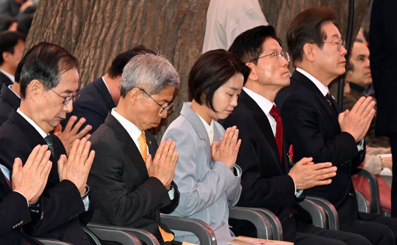 [서울=뉴시스] 최진석 기자 = 5일 서울 종로구 조계사에서 부처님오신날 봉축법요식에서 대선 후보들이 합장하고 있다. 앞줄 오른쪽부터 이재명 더불어민주당 대선 후보, 김문수 국민의힘 대선 후보, 김재연 진보당 대선 후보, 권영국 정의당 대선 후보, 한덕수 무소속 대선 예비후보. (대통령실통신사진기자단) 2025.05.05. myjs@newsis.com