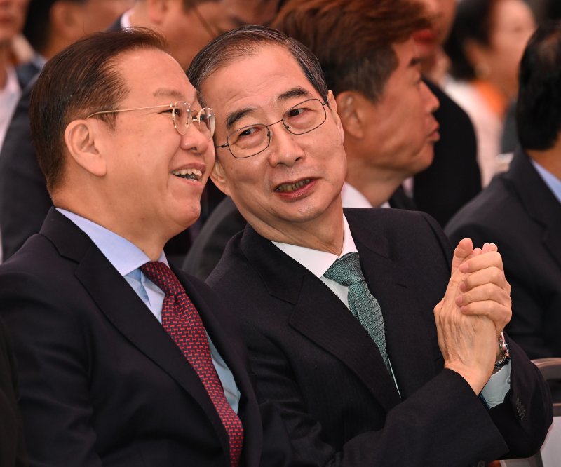 [서울=뉴시스] 최진석 기자 = 권영세 국민의힘 비상대책위원장과 한덕수 무소속 대선 예비후보가 5일 서울 종로구 조계사에서 열린 부처님오신날 봉축법요식에서 대화를 나누고 있다. (대통령실통신사진기자단) 2025.05.05. myjs@newsis.com