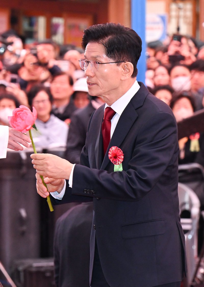 [서울=뉴시스] 최진석 기자 = 김문수 국민의힘 대선 후보가 5일 서울 종로구 조계사에서 열린 부처님오신날 봉축법요식 육법공양에서 헌화를 위해 이동하고 있다. (대통령실통신사진기자단) 2025.05.05. myjs@newsis.com