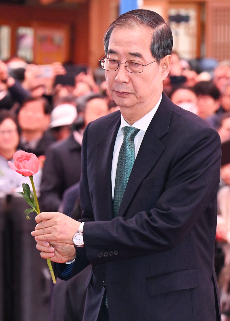 [서울=뉴시스] 최진석 기자 = 한덕수 무소속 대선 예비후보가 5일 서울 종로구 조계사에서 열린 부처님오신날 봉축법요식 육법공양에서 헌화를 위해 이동하고 있다. (대통령실통신사진기자단) 2025.05.05. myjs@newsis.com