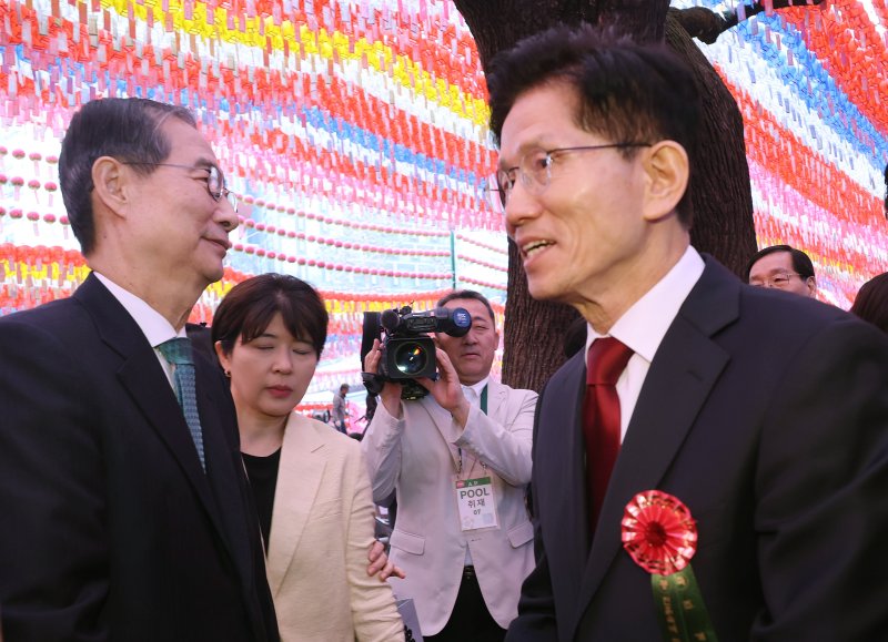 [서울=뉴시스] 최진석 기자 = 김문수 국민의힘 대선 후보와 한덕수 무소속 대선 예비후보가 5일 서울 종로구 조계사에서 열린 부처님오신날 봉축법요식에서 악수하고 있다. (대통령실통신사진기자단) 2025.05.05. myjs@newsis.com