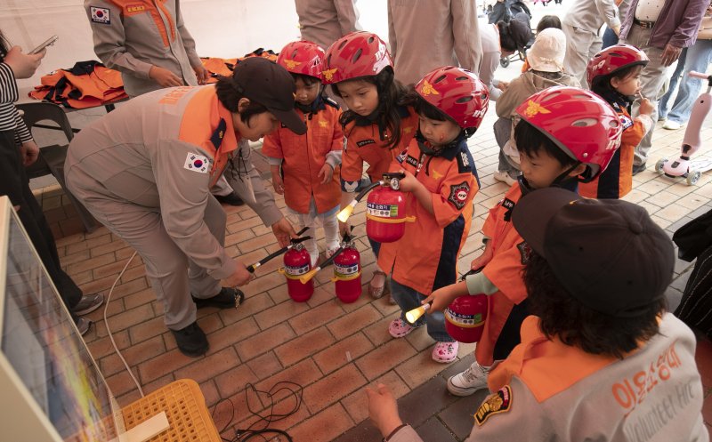 5월 5일 어린이날을 맞아 울산대공원 남문광장 일대에서 열린 '어린이날 대잔치'에서 어린이들이 소방 체험 부스를 즐기고 있다.2025.5.5/뉴스1 ⓒNews1 김지혜 기자