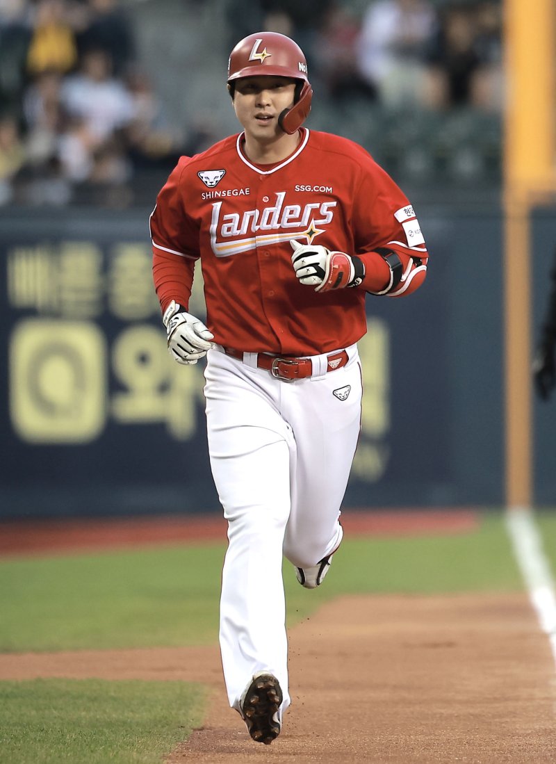 [서울=뉴시스] 정병혁 기자 = 2일 서울 송파구 잠실야구장에서 열린 2025 KBO리그 SSG 랜더스와 LG 트윈스의 경기, 1회초 1사 1루 상황 SSG 최정이 투런포를 친 뒤 그라운드를 돌고 있다. 2025.05.02. jhope@newsis.com