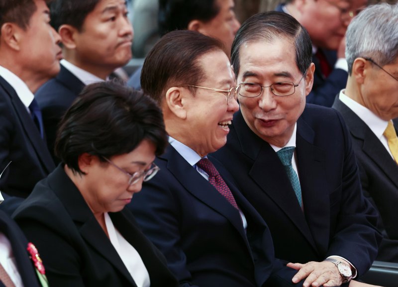 한덕수 무소속 대통령 선거 예비후보가 5일 오전 서울 종로구 조계사에서 열린 불기 2569년 부처님오신날 봉축법요식에 참석해 권영세 국민의힘 비상대책위원장과 대화하고 있다. 2025.5.5/뉴스1 ⓒ News1 김민지 기자