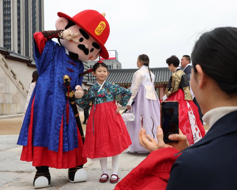 [서울=뉴시스] 조수정 기자 = 103주년 어린이날인 5일 서울 종로구 경복궁 광화문에서 한 어린이가 수문장 어린이날 특별행사로 열린 인형탈 파수의식을 관람한 뒤 함께 기념촬영 하고 있다. 2025.05.03. chocrystal@newsis.com