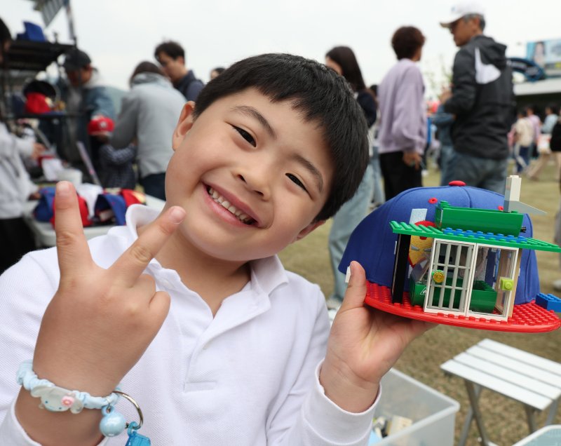 [서울=뉴시스] 조수정 기자 = 103주년 어린이날인 5일 서울 종로구 광화문광장에서 어린이들이 '펀펀한 광화문광장' 행사에 참여해 블럭놀이를 즐기고 있다. 2025.05.03. chocrystal@newsis.com