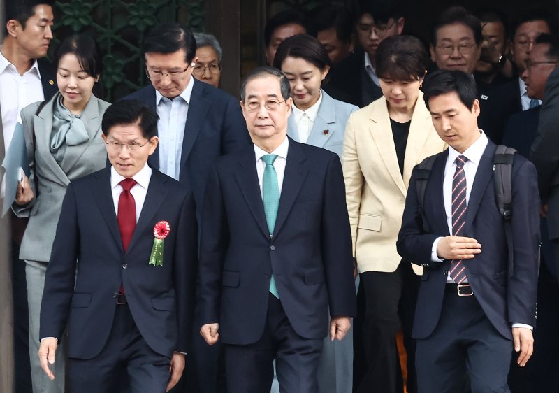 김문수 국민의힘 대통령 후보(앞줄 왼쪽)와 한덕수 무소속 대통령 선거 예비후보가 5일 오전 서울 종로구 조계사에서 열린 불기 2569년 부처님오신날 봉축법요식에 참석하고 있다. 오른쪽 뒷편은 이재명 더불어민주당 대통령 후보. 2025.5.5/뉴스1 ⓒ News1 김민지 기자