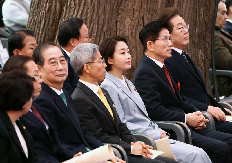 이재명 더불어민주당 대통령 후보(오른쪽부터)와 김문수 국민의힘 대통령 후보, 한덕수 무소속 대통령 선거 예비 후보(왼쪽 세번째)가 5일 오전 서울 종로구 조계사에서 열린 불기 2569년 부처님오신날 봉축법요식에 참석해 자리하고 있다. 2025.5.5/뉴스1 ⓒ News1 김민지 기자