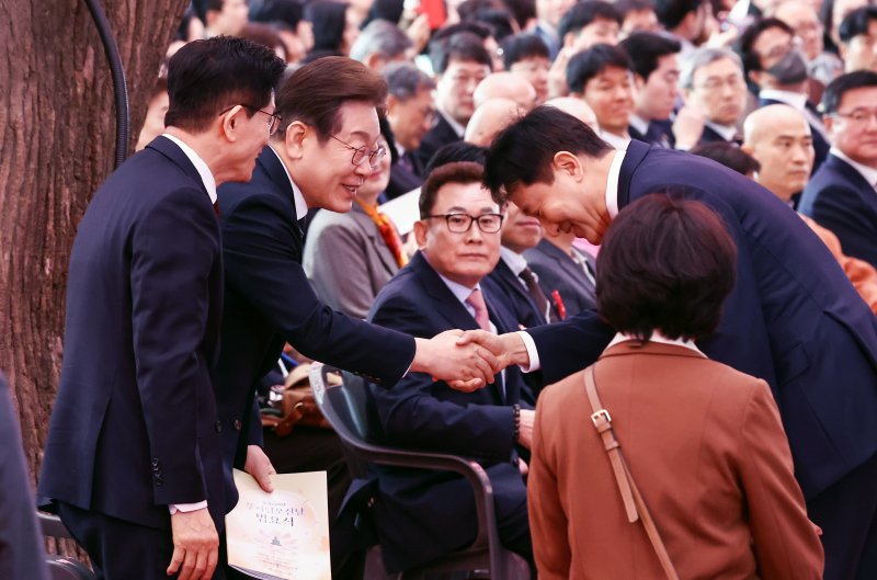 김문수 국민의힘 대통령 후보(왼쪽)와 이재명 더불어민주당 대통령 후보가 5일 오전 서울 종로구 조계사에서 열린 불기 2569년 부처님오신날 봉축법요식에 참석해 오세훈 서울시장과 인사하고 있다. 2025.5.5/뉴스1 ⓒ News1 김민지 기자