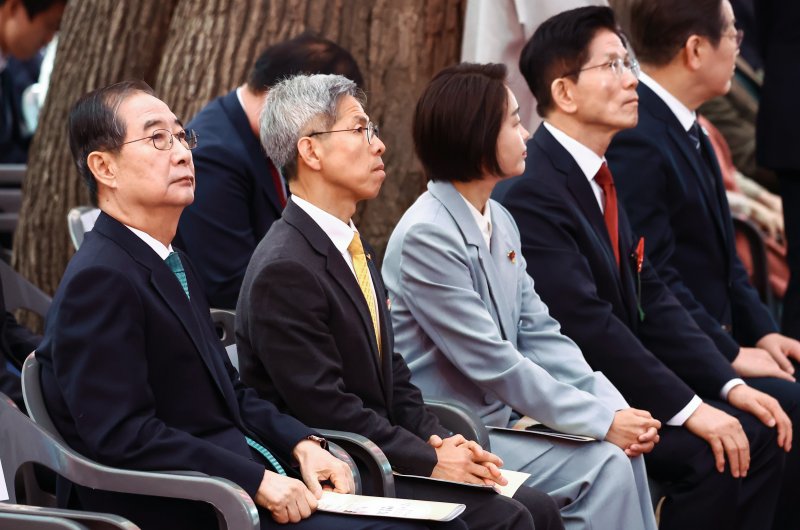 한덕수 무소속 대통령 선거 예비후보가 5일 오전 서울 종로구 조계사에서 열린 불기 2569년 부처님오신날 봉축법요식에 참석해 자리하고 있다. 오른쪽 두번째는 김문수 국민의힘 대통령 후보. 2025.5.5/뉴스1 ⓒ News1 김민지 기자