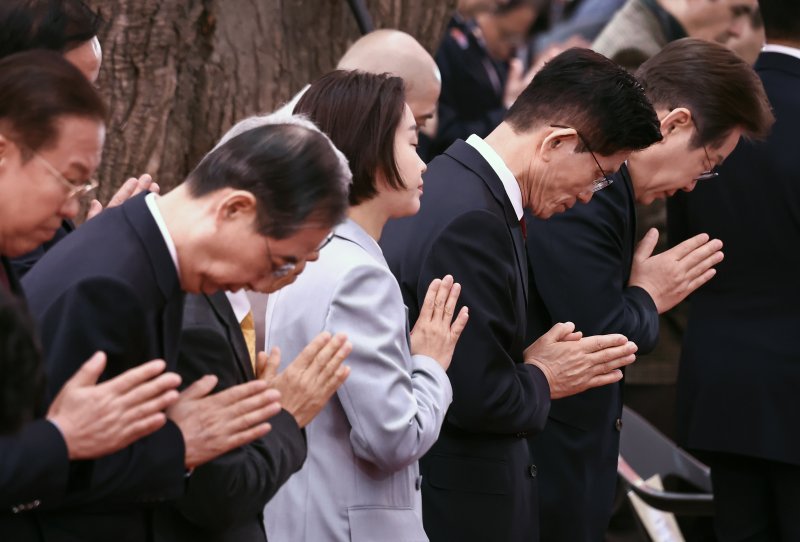 김문수 국민의힘 대통령 후보와 이재명 더불어민주당 대통령 후보가 5일 오전 서울 종로구 조계사에서 열린 불기 2569년 부처님오신날 봉축법요식에 참석해 합장하고 있다. 왼쪽 두번째는 한덕수 무소속 대통령 선거 예비후보. 2025.5.5/뉴스1 ⓒ News1 김민지 기자