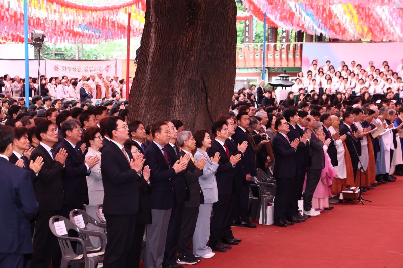 이재명 더불어민주당 대통령 후보와 김문수 국민의힘 대통령 후보, 한덕수 무소속 대통령 선거 예비 후보 등 참석자들이 5일 오전 서울 종로구 조계사에서 열린 불기 2569년 부처님오신날 봉축법요식에서 합장하고 있다. 2025.5.5/뉴스1 ⓒ News1 김민지 기자