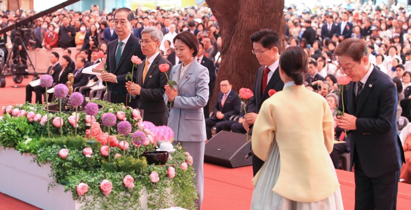 이재명 더불어민주당 대통령 후보(오른쪽부터)와 김문수 국민의힘 후보, 김재연 진보당 후보, 권영국 정의당 후보, 한덕수 무소속 예비후보가 5일 서울 종로구 조계사에서 열린 불기 2569년 부처님오신날 봉축법요식에 참석해 헌화하고 있다. (조계종 제공. 재판매 및 DB 금지) 2025.5.5/뉴스1 ⓒ News1 김민지 기자