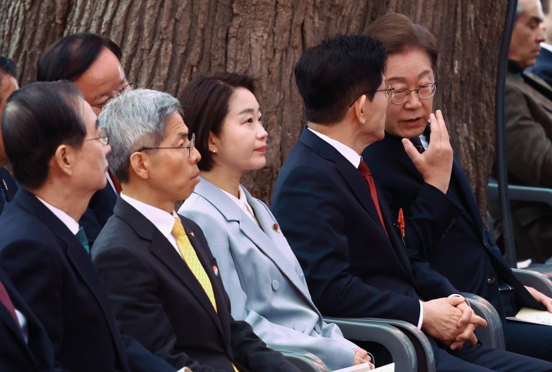 이재명 더불어민주당 대통령 후보(오른쪽부터)와 김문수 국민의힘 대통령 후보가 5일 오전 서울 종로구 조계사에서 열린 불기 2569년 부처님오신날 봉축법요식에 참석해 대화하고 있다. 왼쪽은 한덕수 무소속 대통령 선거 예비후보. 2025.5.5/뉴스1 ⓒ News1 김민지 기자