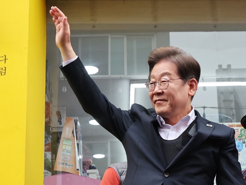 이재명, 사법리스크 당에 맡기고 대세론 부각