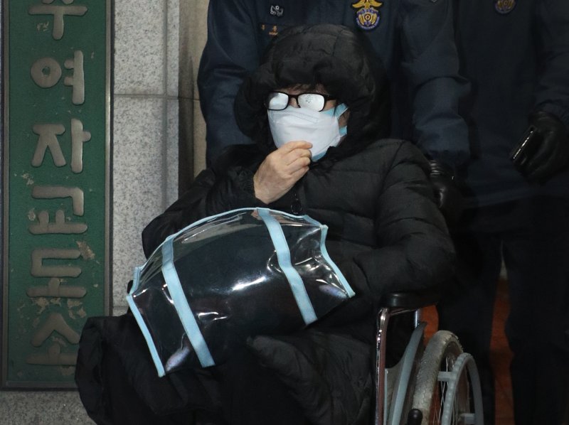 국정농단 사건으로 수감 중인 최서원씨(66·개명 전 최순실)가 26일 오후 충북 청주여자교도소에서 나와 휠체어를 타고 이동하고 있다. 최씨는 이날 검찰의 1개월 형집행정지 결정에 따라 일시 석방됐다. 최씨는 서울의 한 대학병원에서 치료를 받게 된다. 2022.12.26/뉴스1 ⓒ News1 김용빈 기자
