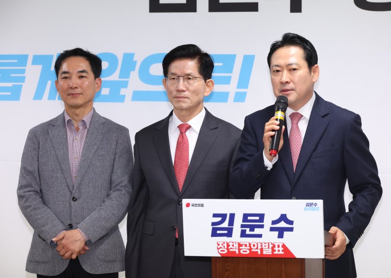 [서울=뉴시스] 고승민 기자 = 김문수 국민의힘 대선 경선 후보의 총괄선대본부장인 장동혁 의원이 18일 서울 여의도 캠프 사무실에서 열린 공약 발표 기자회견에서 인사말을 하고 있다. 2025.04.18. kkssmm99@newsis.com