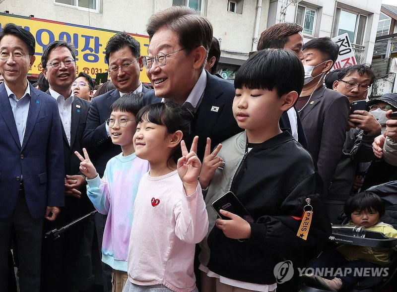 어린이들과 인사하는 이재명 후보 (출처=연합뉴스)