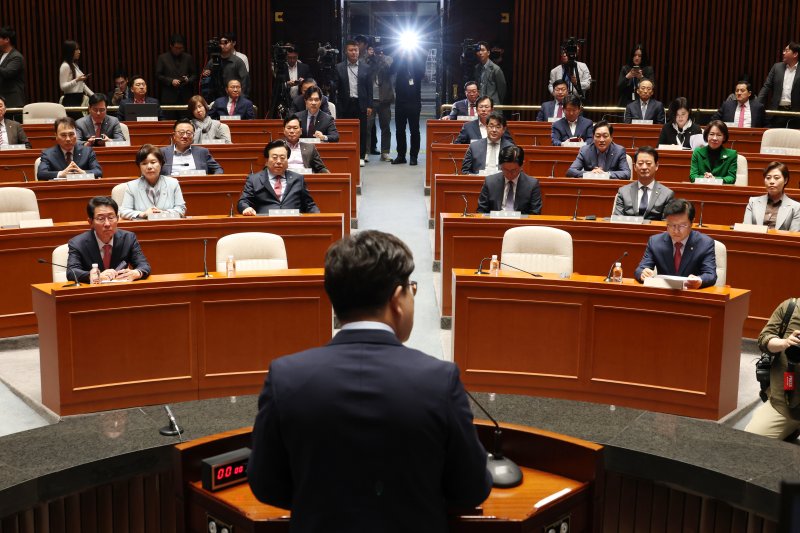 권성동 국민의힘 원내대표가 24일 오전 서울 여의도 국회에서 열린 의원총회에서 발언하고 있다. 2025.4.24/뉴스1 ⓒ News1 이광호 기자