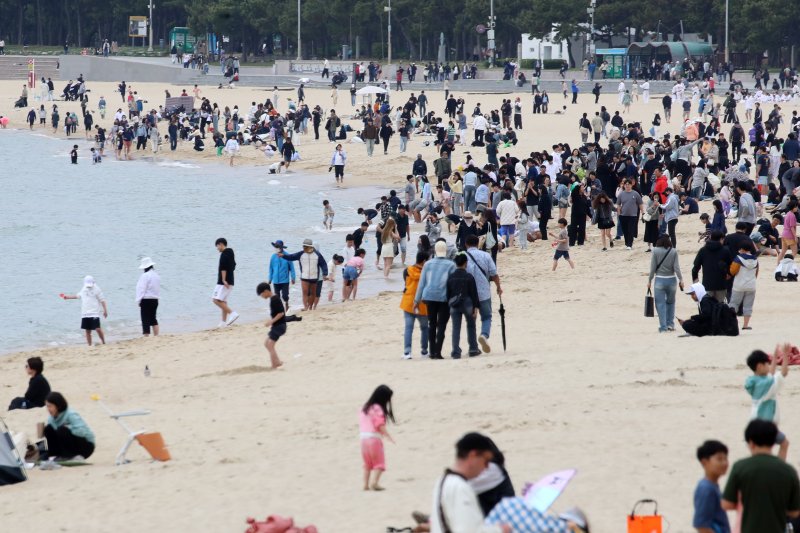 어린이날인 5일 부산 해운대해수욕장을 찾은 시민, 관광객들이 나들이를 즐기고 있다. 2025.5.5/뉴스1 ⓒ News1 윤일지 기자