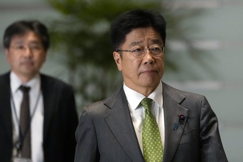 [도쿄=AP/뉴시스] 가토 가쓰노부 일본 재무상이 7일 미국의 상호관세 부과로 세계 금융시장이 크게 흔들리는 것과 관련해 "투자자들은 냉정하게 판단하는 것이 중요하다"고 밝혔다. 사진은 지난해 11월11일 가토 재무상이 총리 관저에 도착한 모습. 2025.04.07.