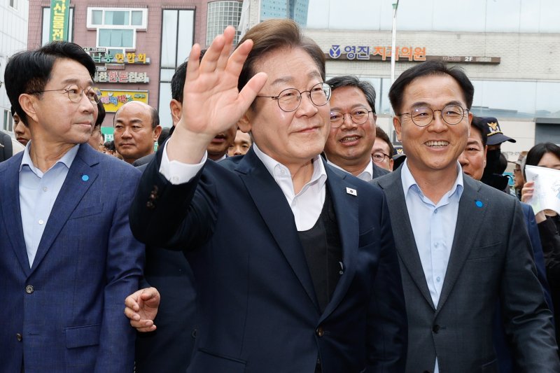 이재명 더불어민주당 대통령 후보가 2차 골목골목 경청투어에 나선 5일 오후 경기 양평군 양평시장을 찾아 인사하고 있다. 2025.5.5/뉴스1 ⓒ News1 안은나 기자
