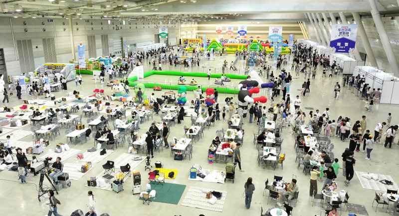 5일 경남 창원시 창원컨벤션센터에서 열린 ‘2025 두산가족문화제’에서 두산 임직원 가족들이 즐거운 시간을 보내고 있다.(두산에너빌리티 제공)