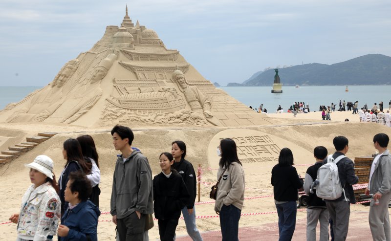 어린이날인 5일 부산 해운대해수욕장을 찾은 시민, 관광객들이 다양한 모래조각 작품을 구경하고 있다. 해운대구는 오는 16일부터 19일까지 '모래로 만나는 K-컬처' 를 주제로 '2025 해운대 모래축제'를 개최한다. 올해로 20주년을 맞은 해운대 모래축제에는 미국·캐나다·중국·러시아 등 14명의 해외 모래 작가가 총 20여 개의 작품을 선보인다. 2025.5.5/뉴스1 ⓒ News1 윤일지 기자
