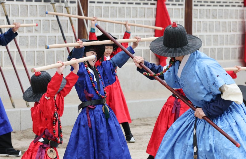 어린이날인 5일 서울 경복궁에서 어린이들이 조선시대 갑사 선발 취재 체험을 하고 있다. 2025.5.5/뉴스1 ⓒ News1 허경 기자