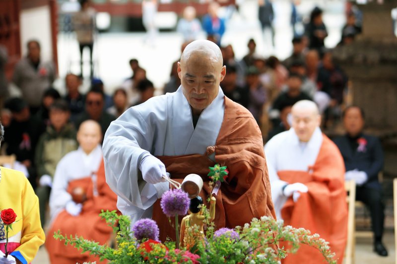 5일 강원 인제군 북면 용대리 백담사에서 불기 2569년 부처님 오신 날 기념행사 봉축법요식이 봉행되고 있다. (인제군 제공. 재판매 및 DB금지) 2025.5.5/뉴스1 ⓒ News1 이종재 기자