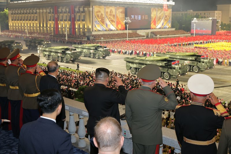 (평양 노동신문=뉴스1) = 조국해방전쟁(한국전쟁) 승리 70돌(전승절)을 맞아 김일성광장에서 열병식이 개최되는 모습. [국내에서만 사용가능. 재배포 금지. DB 금지. For Use Only in the Republic of Korea. Redistribution Prohibited] rodongphoto@news1.kr