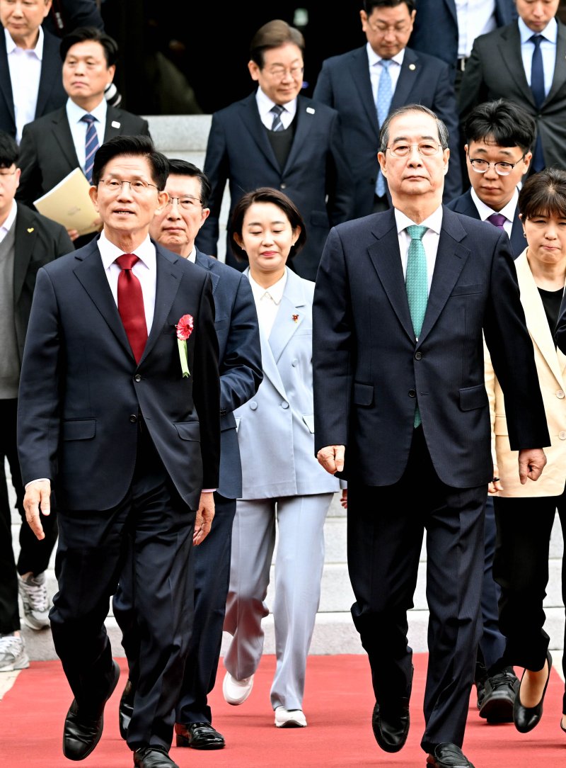 [서울=뉴시스] 최진석 기자 = 김문수 국민의힘 대선 후보와 한덕수 무소속 대선 예비후보와 5일 서울 종로구 조계사에서 열린 부처님오신날 봉축법요식에 입장하고 있다. (대통령실통신사진기자단) 2025.05.05. myjs@newsis.com