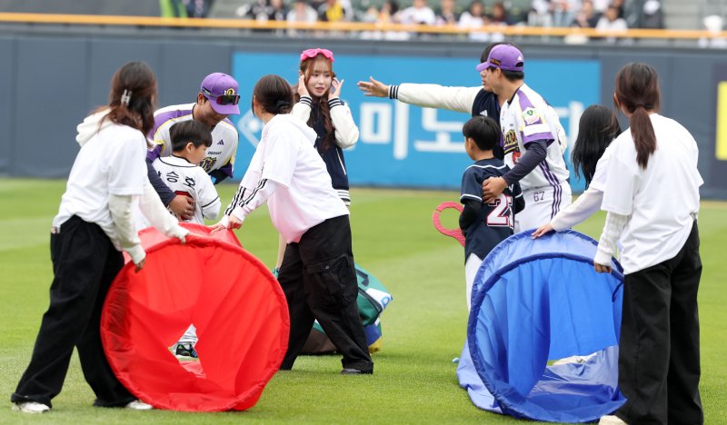 [서울=뉴시스] 김선웅 기자 = 어린이날인 5일 서울 송파구 잠실야구장에서 열린 2025 프로야구 LG 트윈스 vs 두산 베어스의 경기 시작 전 두산 선수들과 어린이 야구팬들이 어린이날 미니 운동회 이벤트에 참여하고 있다. 2025.05.05. mangusta@newsis.com