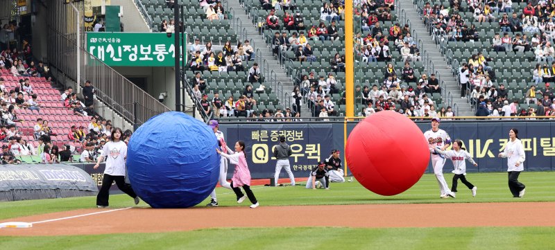 [서울=뉴시스] 김선웅 기자 = 어린이날인 5일 서울 송파구 잠실야구장에서 열린 2025 프로야구 LG 트윈스 vs 두산 베어스의 경기 시작 전 두산 선수들과 어린이 야구팬들이 어린이날 미니 운동회 이벤트에 참여하고 있다. 2025.05.05. mangusta@newsis.com