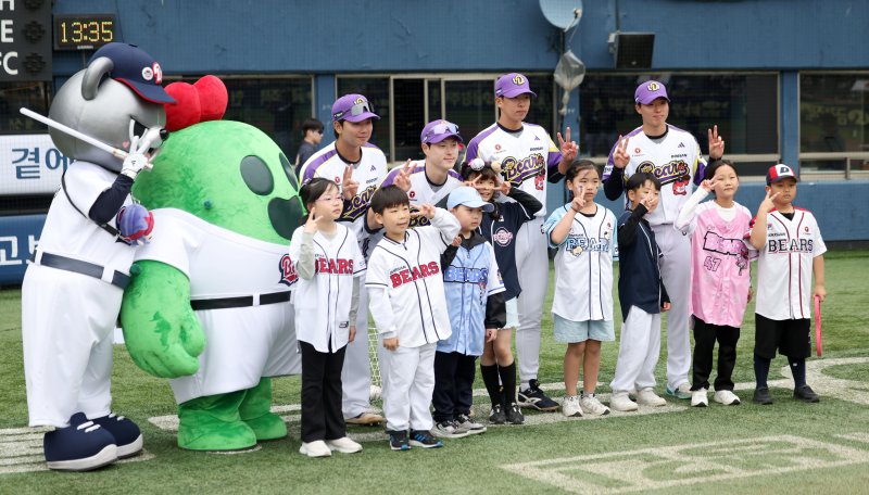 [서울=뉴시스] 김선웅 기자 = 어린이날인 5일 서울 송파구 잠실야구장에서 열린 2025 프로야구 LG 트윈스 vs 두산 베어스의 경기 시작 전 두산 선수들과 어린이 야구팬들이 어린이날 미니 올림픽 이벤트를 마친 뒤 기념사진을 촬영하고 있다. 2025.05.05. mangusta@newsis.com