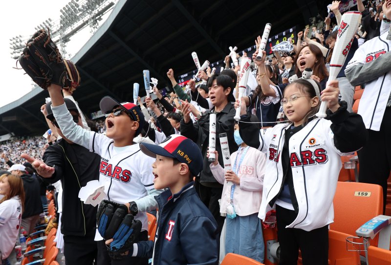 [서울=뉴시스] 김선웅 기자 = 어린이날인 5일 서울 송파구 잠실야구장에서 열린 2025 프로야구 LG 트윈스 vs 두산 베어스의 경기, 어린이 야구팬이 열띤 응원을 펼치고 있다. 2025.05.05. mangusta@newsis.com