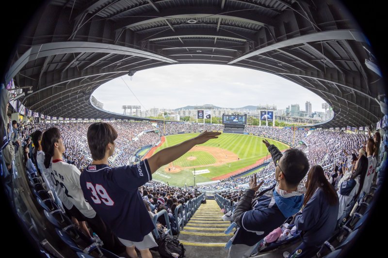 [서울=뉴시스] 김선웅 기자 = 어린이날인 5일 서울 송파구 잠실야구장에서 열린 2025 프로야구 LG 트윈스 vs 두산 베어스의 경기, 야구팬들이 경기를 관람하고 있다. 2025.05.05. mangusta@newsis.com