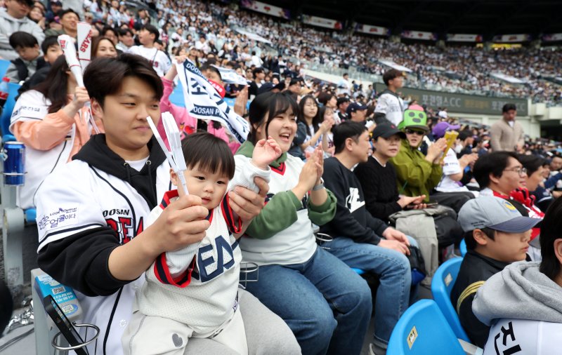 [서울=뉴시스] 김선웅 기자 = 어린이날인 5일 서울 송파구 잠실야구장에서 열린 2025 프로야구 LG 트윈스 vs 두산 베어스의 경기, 어린이 야구팬이 열띤 응원을 펼치고 있다. 2025.05.05. mangusta@newsis.com