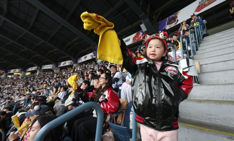 [서울=뉴시스] 김선웅 기자 = 어린이날인 5일 서울 송파구 잠실야구장에서 열린 2025 프로야구 LG 트윈스 vs 두산 베어스의 경기, 어린이 야구팬이 열띤 응원을 펼치고 있다. 2025.05.05. mangusta@newsis.com