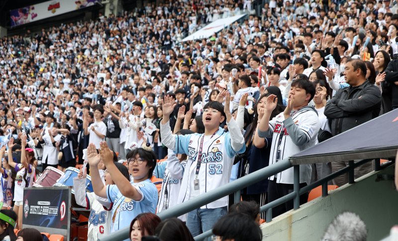 [서울=뉴시스] 김선웅 기자 = 어린이날인 5일 서울 송파구 잠실야구장에서 열린 2025 프로야구 LG 트윈스 vs 두산 베어스의 경기, 야구팬들이 경기를 관람하고 있다. 2025.05.05. mangusta@newsis.com