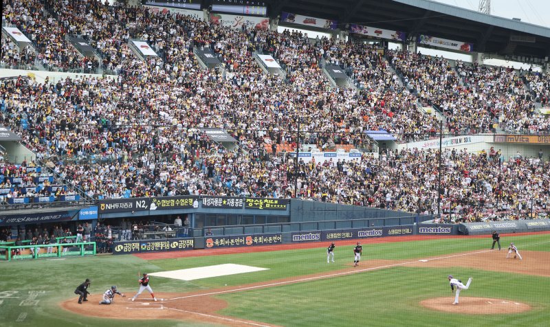 [서울=뉴시스] 김선웅 기자 = 어린이날인 5일 서울 송파구 잠실야구장에서 열린 2025 프로야구 LG 트윈스 vs 두산 베어스의 경기, 야구팬들이 경기를 관람하고 있다. 2025.05.05. mangusta@newsis.com