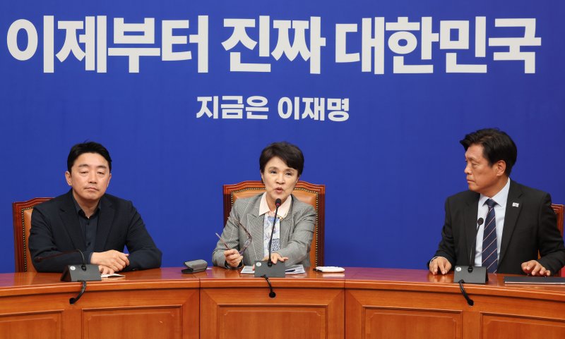 [서울=뉴시스] 권창회 기자 = 강금실 더불어민주당 총괄선거대책위원장이 5일 서울 여의도 국회에서 기자간담회를 갖고 발언하고 있다. 2025.05.05. kch0523@newsis.com