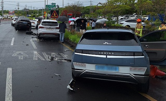 5일 오후 2시14분쯤 서귀포시 안덕면 서광리에 있는 한 관광지 진입로에서 차량 5대가 잇따라 부딪히는 사고가 발생했다.(제주도 소방안전본부 제공, 재판매 및 DB 금지)