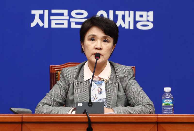 강금실 더불어민주당 총괄선대위원장이 5일 서울 여의도 국회에서 열린 기자간담회에서 발언하고 있다. 2025.5.5/뉴스1 ⓒ News1 김민지 기자