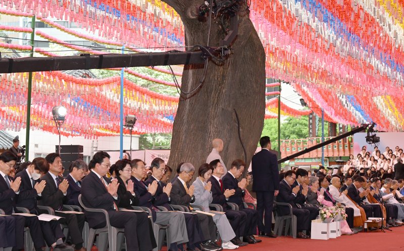 [서울=뉴시스] 최진석 기자 = 5일 서울 종로구 조계사에서 부처님오신날 봉축법요식이 열리고 있다. 앞줄 왼쪽부터 천하람 개혁신당 대표 권한대행, 김선민 조국혁신당 대표 권한대행, 권영세 국민의힘 비상대책위원장, 한덕수 무소속 대선 예비후보, 권영국 정의당 대선 후보, 김재연 진보당 대선 후보, 김문수 국민의힘 대선 후보, 이재명 더불어민주당 대선 후보. (대통령실통신사진기자단) 2025.05.05. myjs@newsis.com