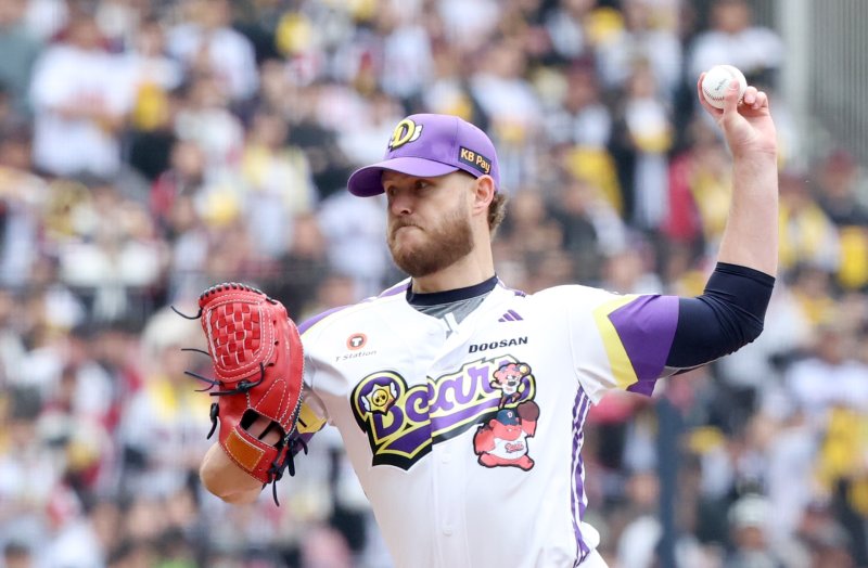 [서울=뉴시스] 김선웅 기자 = 어린이날인 5일 서울 송파구 잠실야구장에서 열린 2025 프로야구 LG 트윈스 vs 두산 베어스의 경기, 두산 선발투수 콜어빈이 역투하고 있다. 2025.05.05. mangusta@newsis.com