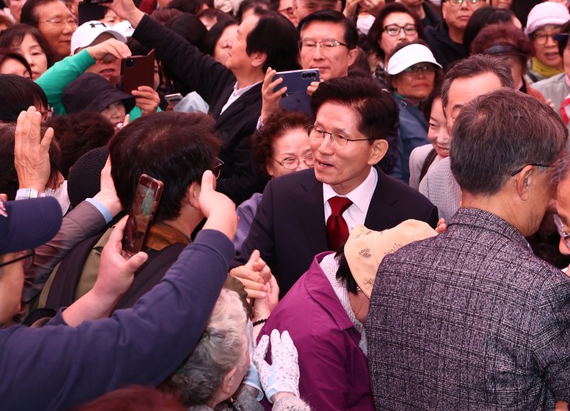 김문수 국민의힘 대통령 후보가 5일 오전 서울 종로구 조계사에서 열린 불기 2569년 부처님오신날 봉축법요식을 마치고 지지자들과 인사하고 있다. 2025.5.5/뉴스1 ⓒ News1 김민지 기자