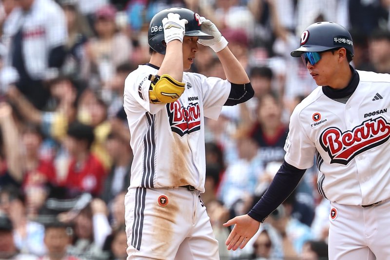 27일 서울 송파구 잠실야구장에서 열린 프로야구 '2025 신한 SOL 뱅크 KBO리그' 롯데 자이언츠와 두산 베어스의 경기, 4회말 2사 2루 상황에서 두산 정수빈이 적시타를 치고 1루에서 기뻐하고 있다. 2025.4.27/뉴스1 ⓒ News1 김도우 기자